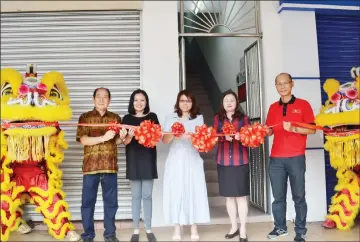  ??  ?? (From left) Lau, Yeo, Wong, Ting and Chan jointly cut the ribbon to open Naim Group’s new sales gallery in Sibu.