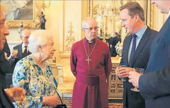  ?? PAUL HACKETT / AFP ?? La reina Isabel II, el arzobispo de Canterbury, Justin Welby, y el primer ministro, David Cameron, ayer, durante la recepción