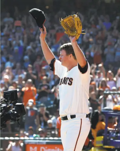  ?? Paul Chinn / The Chronicle ?? The Giants’ Matt Cain acknowledg­es the crowd as he departs the 331st and final start of his major-league career.