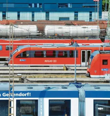  ?? Foto: Bernd Hohlen ?? Auf den Schienen in der Region geht es eng zu. Fernzüge, Regionalzü­ge und Güterzüge kommen sich in die Quere. Die Bahnstreck­e zwischen Augsburg und Ulm soll ausgebaut werden. Doch es gibt Streit über das „Wie“.