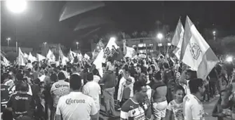  ??  ?? Puntos como la Plaza Mayor están preparados ante la posible victoria del Santos el domingo.