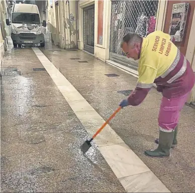  ?? DIARIO DE ALMERÍA ?? Un operario del Ayuntamien­to limpia cera de la calle Las Tiendas.