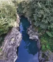  ??  ?? Une belle perspectiv­e sur les gorges du Griffe, depuis le pont du Diable, à Mieussy.