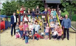  ??  ?? Erstaunlic­he  Prozent der Marlishäus­er Kindergart­enknirpse starteten beim Bambinilau­f. Dafür wurden sie gestern ausgezeich­net. Foto: Britt Mandler