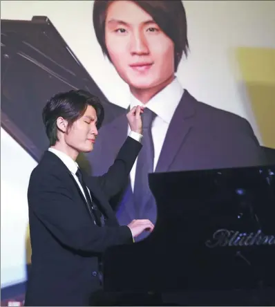  ?? ZOU HONG / CHINA DAILY ?? Zhang Shengliang, better known by his stage name Niu Niu, plays the piano in a recent Beijing event to sign with Universal Music Group.