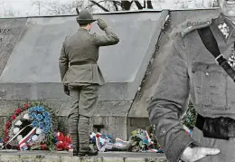  ??  ?? Památník v Orlové Na orlovském hřbitově se v neděli konala pieta ke stému výročí od konce sedmidenní války. Foto: Alexandr Satinský, MAFRA