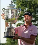  ?? ERIC GAY / AP ?? Justin Thomas holds the Wanamaker Trophy after winning the PGA Championsh­ip on Sunday.