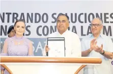  ??  ?? El mandatario Héctor Astudillo durante la firma del reglamento; pidió a los padres de familia sumarse a las acciones para abatir la violencia de género.