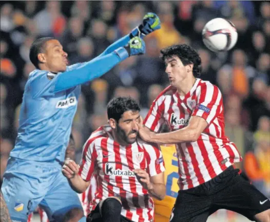  ??  ?? POR ARRIBA. San José golpea sin querer a Raúl García en un balón aéreo con el guardameta Waterman despejando de puños.