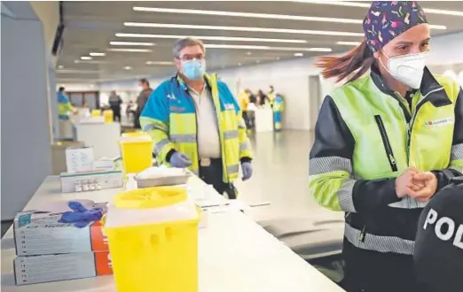  ??  ?? Punto de vacunación habilitado por la Comunidad de Madrid en el estadio Wanda Metropolit­ano