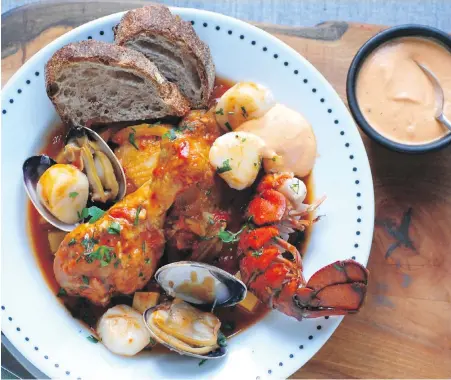  ??  ?? This sumptuous version of bouillabai­sse combines juicy chicken and succulent seafood.