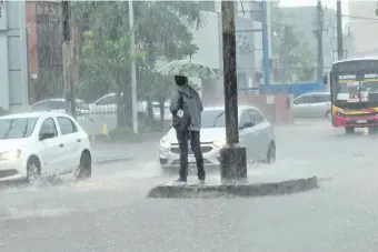  ?? ?? La lluvia y fuertes ráfagas de vientos derivaron en severos destrozos y numerosas casas sin luz.