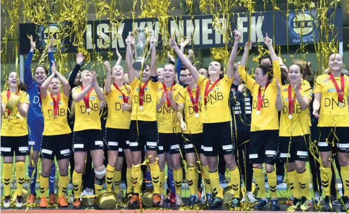  ?? FOTO: TERJE PEDERSEN, NTB SCANPIX ?? Gull-konfettien regnet ned da LSK Kvinner løftet Toppserien-pokalen for sjette gang på de syv siste sesongene.