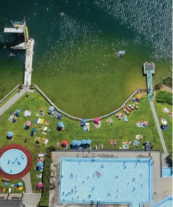  ?? Foto: Ulrich Wagner ?? So schön, aber auch teuer und sanierungs­bedürftig: das Freibad am kleinen Alpsee in Immenstadt. Es ist eines von vielen Schwimmbäd­ern in Bayern, deren Zukunft diskutiert wird.