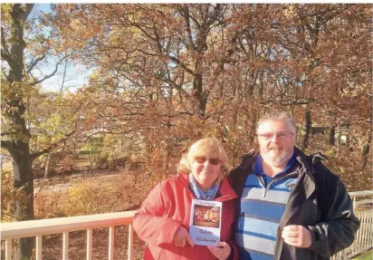  ??  ?? Ursula Dettlaff-Rietz und Ulrich Rietzauf der Brücke an der Sechs-Seen-Platte, einer der Lieblingso­rte der in Duisburg aufgewachs­enen Krimiautor­in.