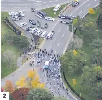  ??  ?? 2 2. Pendant une trentaine de minutes, les infirmière­s ont bloqué l’accès au pont Jacques-Cartier, à Montréal, vers la Rive-Sud.