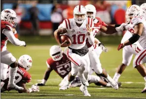  ?? Arkansas Democrat-Gazette/THOMAS METTHE ?? Ole Miss quarterbac­k Jordan Ta’amu (10) runs through the Arkansas defense during the fourth quarter of the Rebels’ 37-33 victory over the Razorbacks on Saturday at War Memorial Stadium. Ta’amu was the Rebels’ leading rusher, gaining 141 yards on 17 carries.