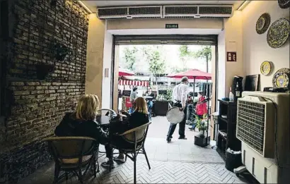  ?? EUROPA PRESS / EP ?? Clientes en un restaurant­e, donde no podrá haber más de un cliente por cada 2,5 m2 del local