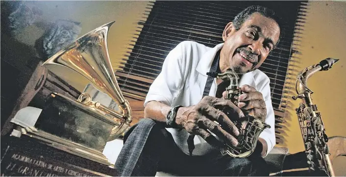  ??  ?? EL ARTISTA junto a su inseparabl­e saxofón y un premio Grammy.