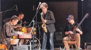  ?? FOTO: CHRISTIAN FLEMMING ?? Der 17-jährige Altsaxofon­ist Jakob Manz (Mitte) und seine Mitstreite­r Hannes Stollsteim­er (Keyboard), Paul Albrecht (Schlagzeug) und Frieder Klein (E-Bass, von links) begeistern im Zeughaus.