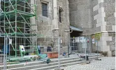  ?? Foto: Anne Söllner ?? Durch die hohe Witterungs­anfälligke­it des Suevits ist die St. Georgs Kirche in Nörd lingen eine ständige Baustelle.