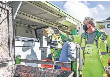  ?? FOTO: LARS FRÖHLICH ?? Auf dem Marktplatz in Bruckhause­n entsorgt Dennis Böhler von der Firma Schönmacke­rs alte Lackdosen in einen Container. Der Umweltbrum­mi fuhr am Samstag mehrere Stationen in der Gemeinde Hünxe an.