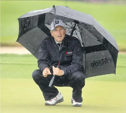  ?? COLLEEN DE NEVE/ CALGARY HERALD ?? Fred Couples takes cover from the rain on the second day of the Shaw Charity Classic Thursday at Canyon Meadows.