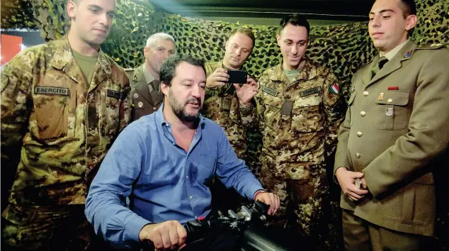  ??  ?? A Milano Matteo Salvini, 45 anni, ieri in visita all’eicma, il salone del motociclo, a Milano. «Mi piacerebbe che ci fosse un sindaco più attento alle cose locali», ha detto il leader attaccando Beppe Sala (Lapresse)