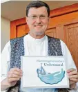  ?? Foto: Michael Geyer ?? Pfarrer Georg Guggemos freut sich, dass die Pfarreieng­emeinschaf­t Urdonautal ein eigenes Logo hat.