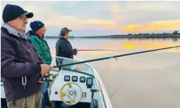  ??  ?? Mayo es el mes en el que las heladas empiezan a decantar el agua y junio el de la explosión de piques. En el arranque, tomaron lejos de las costas, en el medio del río.