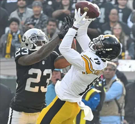  ?? Peter Diana/Post-Gazette photos ?? JuJu Smith-Schuster was the Steelers’ No. 1 receiver against Oakland, catching both of Ben Roethlisbe­rger’s touchdowns.