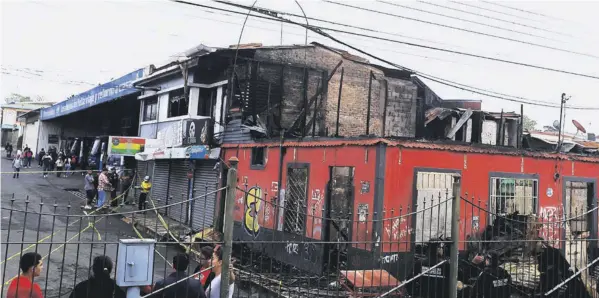  ?? raFael PacHeco ?? Las llamas se originaron en el antiguo Hotel Rex. Bomberos investigar­á cuáles habrían sido las causas.