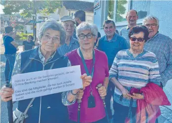  ?? FOTOS: PAUER ?? Ihren Protest gegen die Schließung brachten die Senioren auch ohne Worte zum Ausdruck.