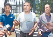  ?? Fotos: Omar Ramírez ?? Juan Tena (azul) y Ricardo Vega (gris), integrante­s de la Unión de Choferes Taxistas Libres de León./