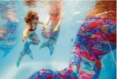  ?? Foto: Alexander Kaya ?? Meerjungfr­auenschwim­men wird auf der Messe präsentier­t. Der Umgang mit der Mo noflosse ist nicht so einfach, wie es scheint.
