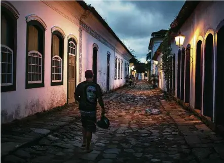  ?? Fotos Diego Padgurschi/Folhapress ?? Rua vazia em Paraty, cidade turística no Rio que vive onda de violência; no detalhe, selo de empresa ligada a secretário