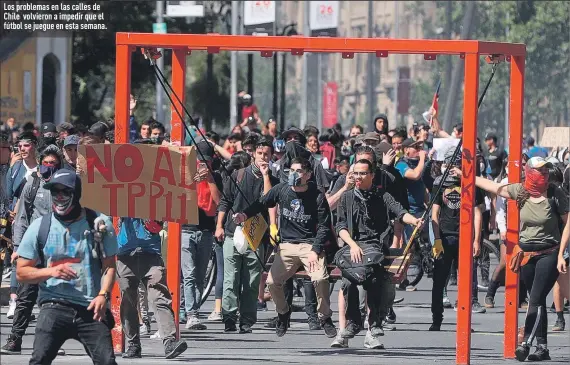  ??  ?? Los problemas en las calles de Chile volvieron a impedir que el fútbol se juegue en esta semana.