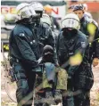  ?? FOTO: IMAGO ?? Im Hambacher Forst trägt die Polizei weitere Aktivisten aus ihren Baumhäuser­n.