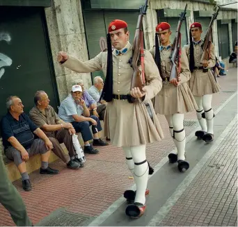  ??  ?? In marcia Soldati della Guardia presidenzi­ale nel centro di Atene occupato dai manifestan­ti anti austerità. In Grecia continuano i cortei e le proteste in vista di un accordo che non è percepito come risolutivo