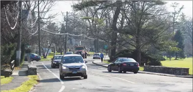  ?? Tyler Sizemore / Hearst Connecticu­t Media ?? Traffic passes across the bridge on Sound Beach Avenue near Binney Park in Old Greenwich on Thursday.