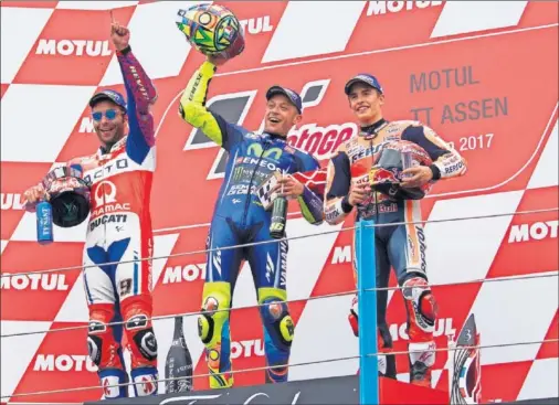  ??  ?? PODIO 2017. Así celebró Rossi su última victoria hasta el momento, fue en Assen en 2017 y le acompañaro­n en el podio Petrucci y Márquez.