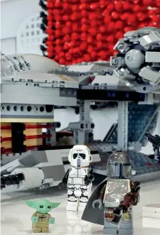  ??  ?? I personaggi di Star Wars e le astronavi costruite con i mattoncini Lego