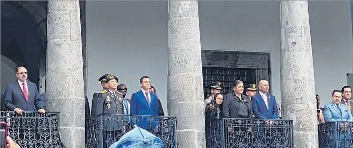  ?? CARLOS KLINGER / EXPRESO ?? Invitados. Pablo Muentes (al extremo derecho) ocupa un lugar prominente en el Palacio de Carondelet, a pocos metros del presidente de la República.