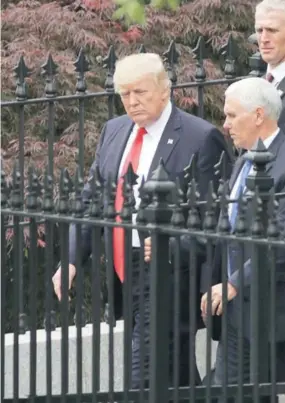  ?? FOTO: REUTERS ?? Donald Trump acompañado del vicepresid­ente Mike Pence.