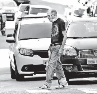  ?? Robson Ventura/Folhapress ?? Pedestre atravessa o cruzamento das alamedas Eduardo Prado e Barão de Limeira, na região central de São Paulo; pelo menos 83 mortos eram idosos