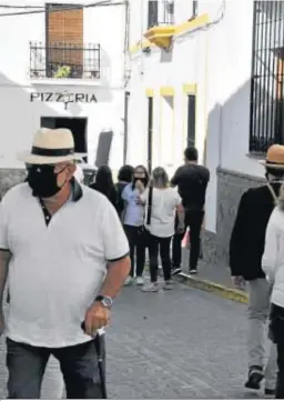  ?? RAMÓN AGUILAR ?? Gente paseando por el centro de El Bosque en el pasado puente del Pilar.