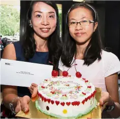  ??  ?? Like mother, like daughter: Ashley and Wong with the winning cake.