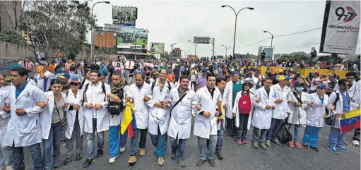  ??  ?? Médicos. Profesiona­les de la salud se unieron ayer a la jornada de protestas que vive Venezuela desde hace dos meses.