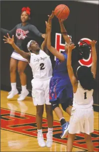  ?? Arkansas Democrat-Gazette/Thomas Metthe ?? TROJAN DEFENSE: Hot Springs senior Imani Honey (2) blocks the shot of Little Rock Parkview’s Mikayla Alexander (4) during the fourth quarter of Hot Springs’ 67-53 win on Saturday at Maumelle High School.