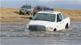  ??  ?? Antes de vadear es importante saber exactament­e dónde se encuentra la toma de aire del filtro de nuestra 4x4. También, conocer el fondo a transitar y despejar del camino cualquier obstáculo que nos impida la marcha.